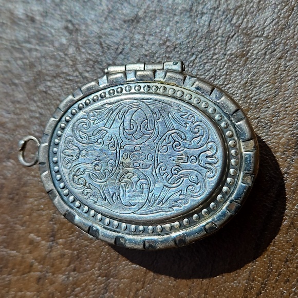 Vintage Intricate Locket - Picture 2 of 6
